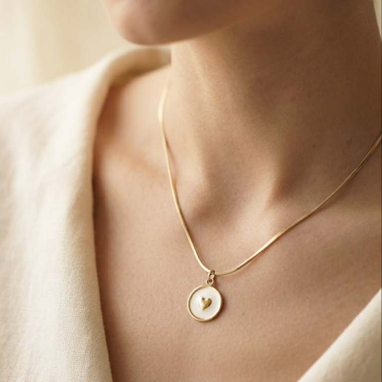Antitarnish gold necklace with a circular pendant featuring a small heart