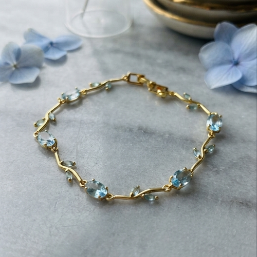 Tulip antitarnish gold bracelet with light blue gemstone accents